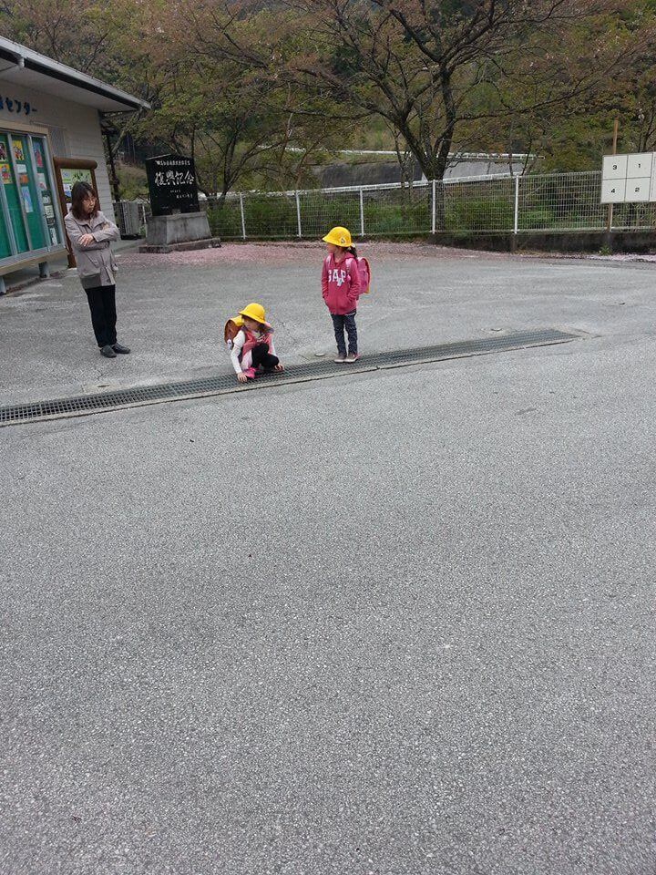 通学のバスを待つ二人