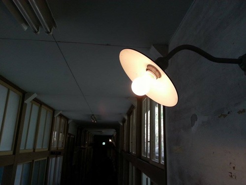 みどりの時計台 旧川口小学校 廊下　ランプ