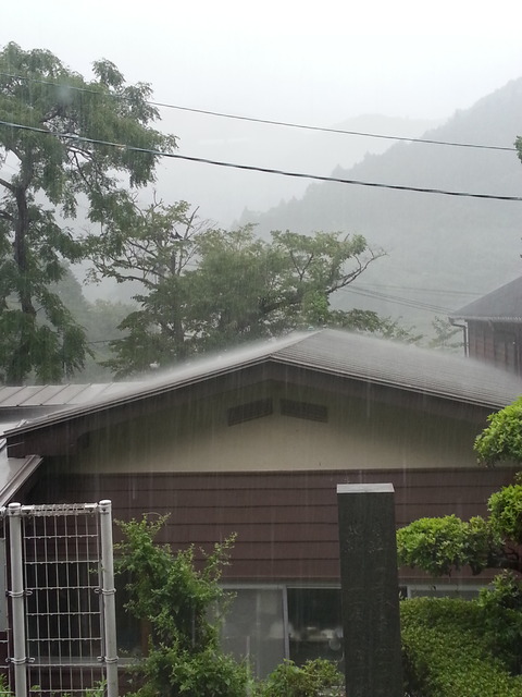 ジブリ映画の様な雨の降り方の屋根の様子(お向かいの風の窯)